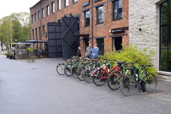 parkowanie rowerów przed restaurację