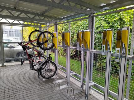 Zaparkuj więcej rowerów w wiacie rowerowej