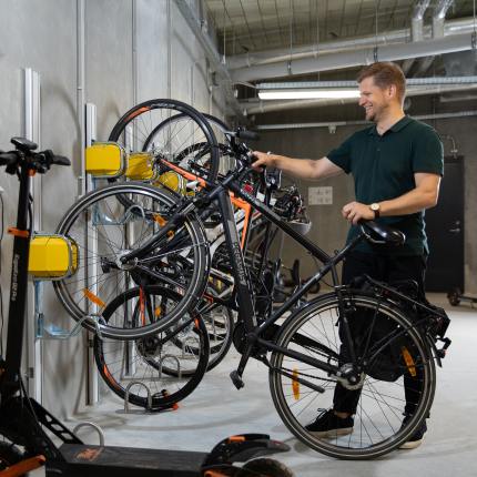 Pionowy stojak na rowery w garażu podziemnym