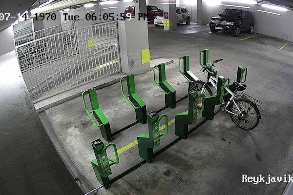Parking rowerowy w podziemnym parkingu