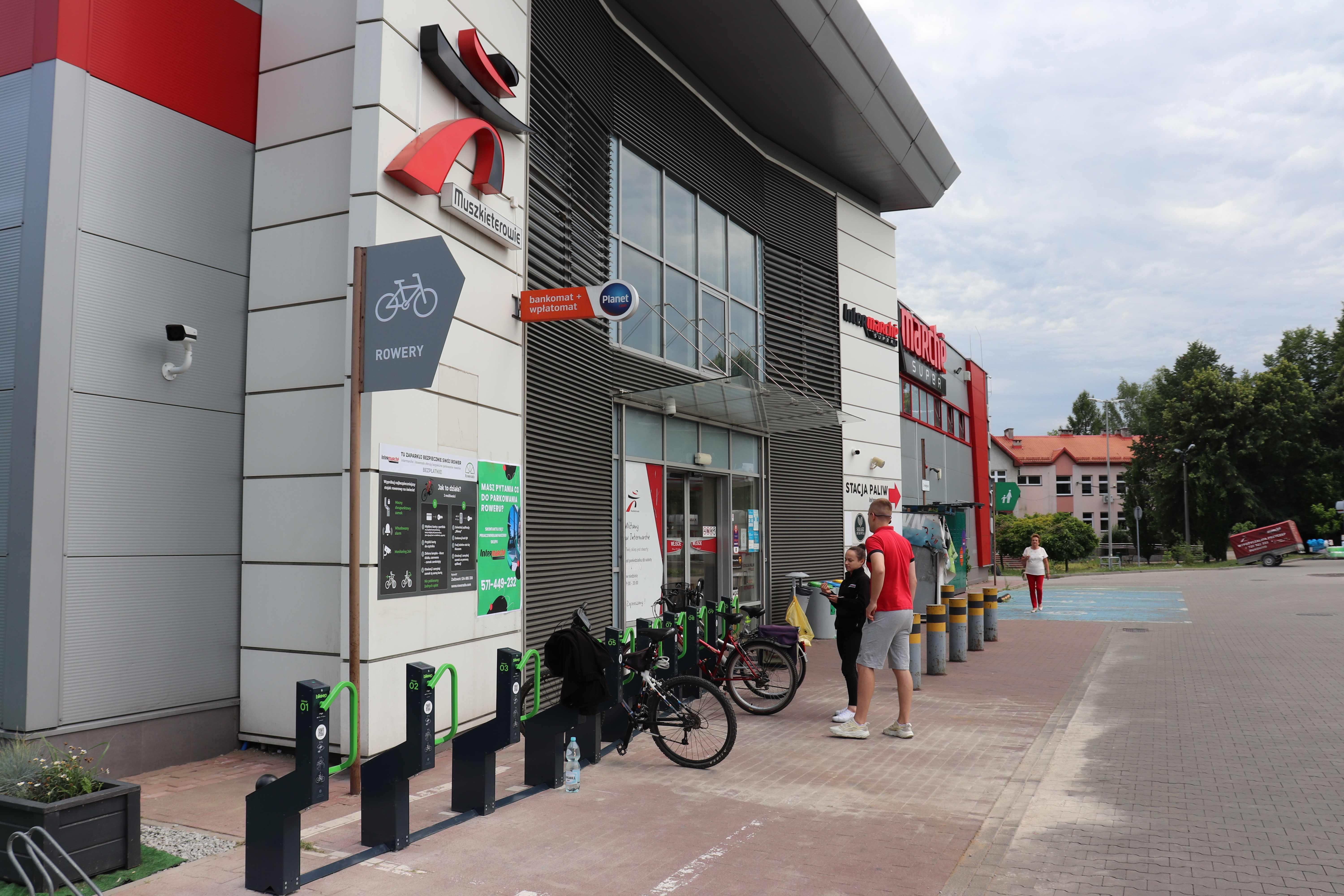 Intermarche Bukowno stawia na najbezpieczniejsze stojaki rowerowe na świecie.