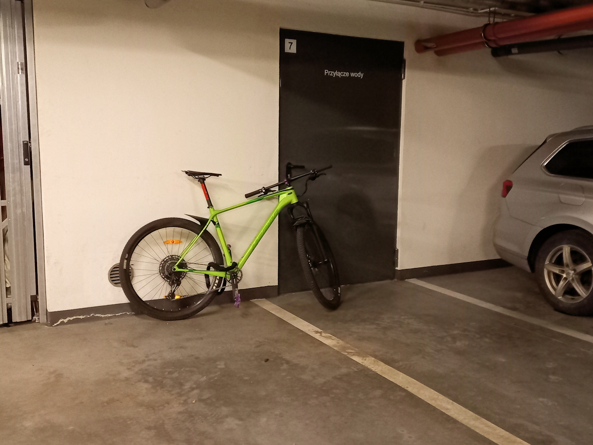 Rower w garażu dla samochodów