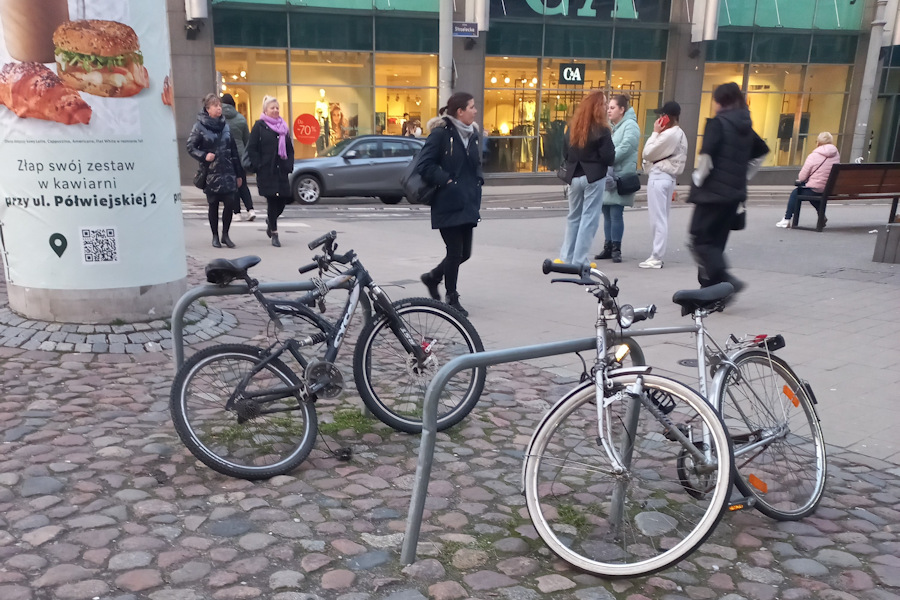 Jak ma wyglądać parking rowerowy pod sklepem?