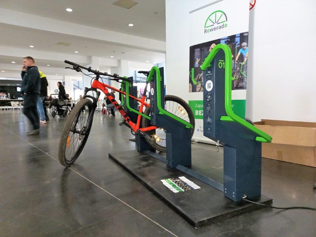 Elektroniczne stojaki rowerowe – czy mogą być ciekawe dla deweloperów?