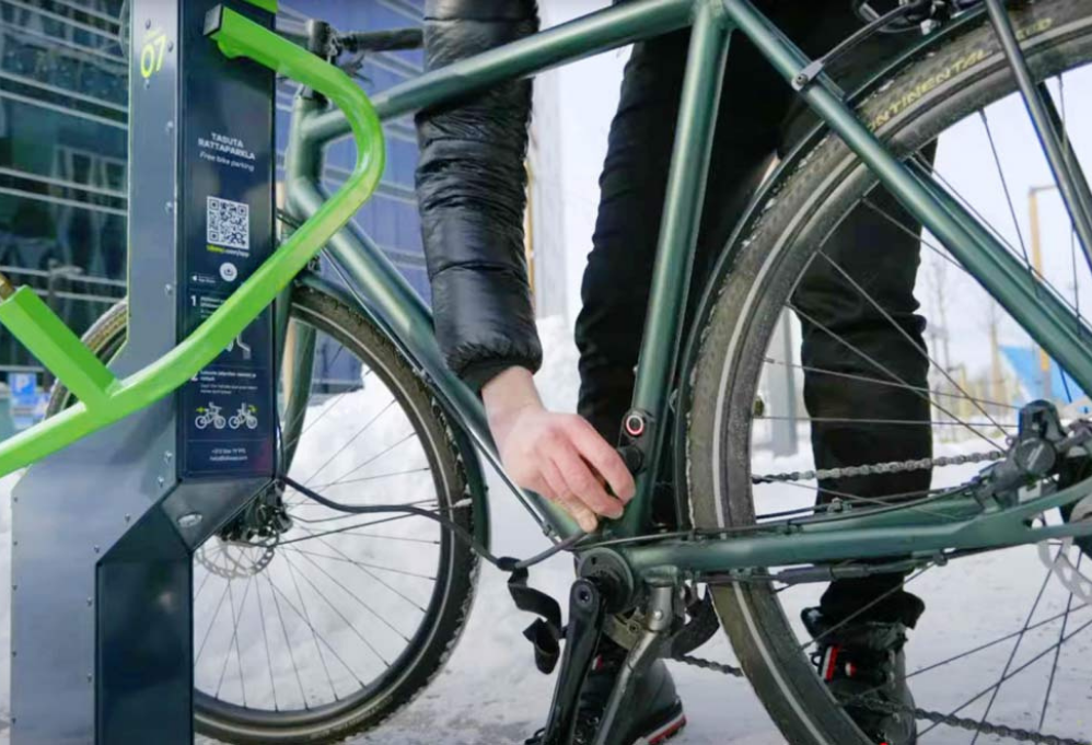 rower elektryczny w bloku, ładowanie roweru elektrycznego w mieszkaniu