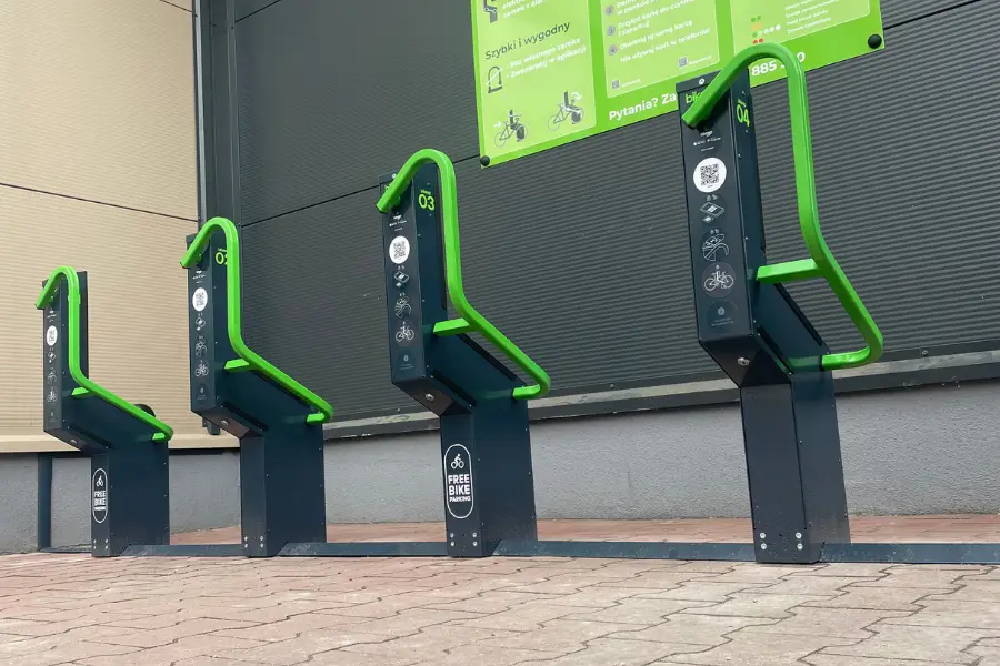 Inteligentny parking dla rower&oacute;w i hulajn&oacute;g - nowy rozwiązanie Intermarche Wieliczka
