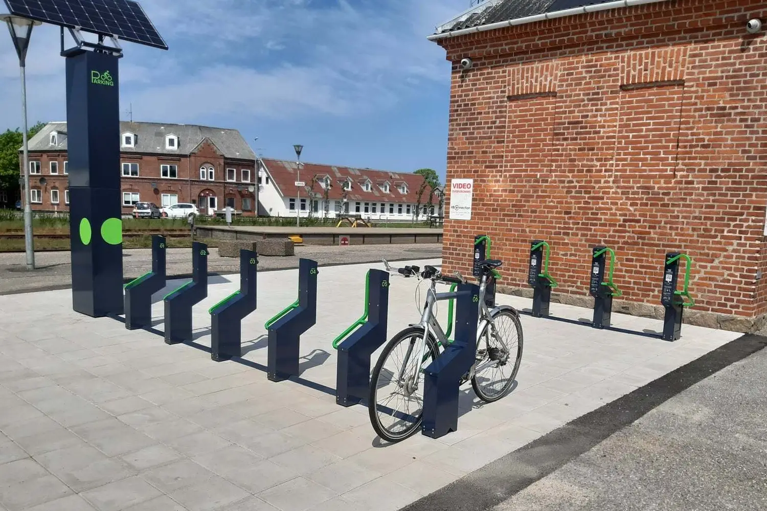 Bezpieczne stojaki rowerowe dla trudnych lokalizacji